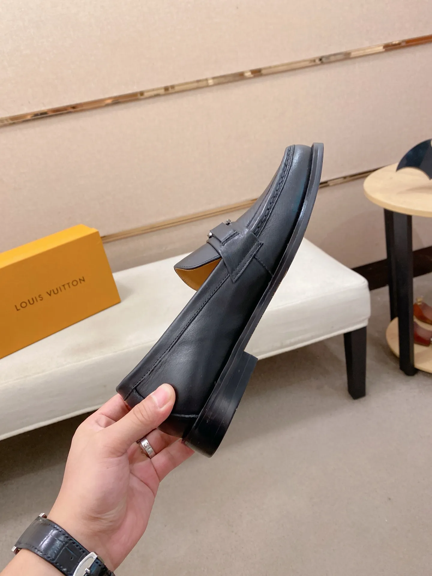 Men's shoes 💰 500💰⚡️New models available⚡️Louis Vuitton (Louis Vuitton/LV) casual, business formal wear! Made with pure Italian craftsmanship, the upper is made of first-layer cowhide, which is full of texture! The lining is cowhide and the original rubber leather shoe outsole. The style is atmospheric and comfortable! Positive code 38-44